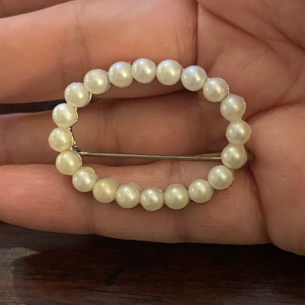 Oval faux white pearl silver tone metal pin brooch